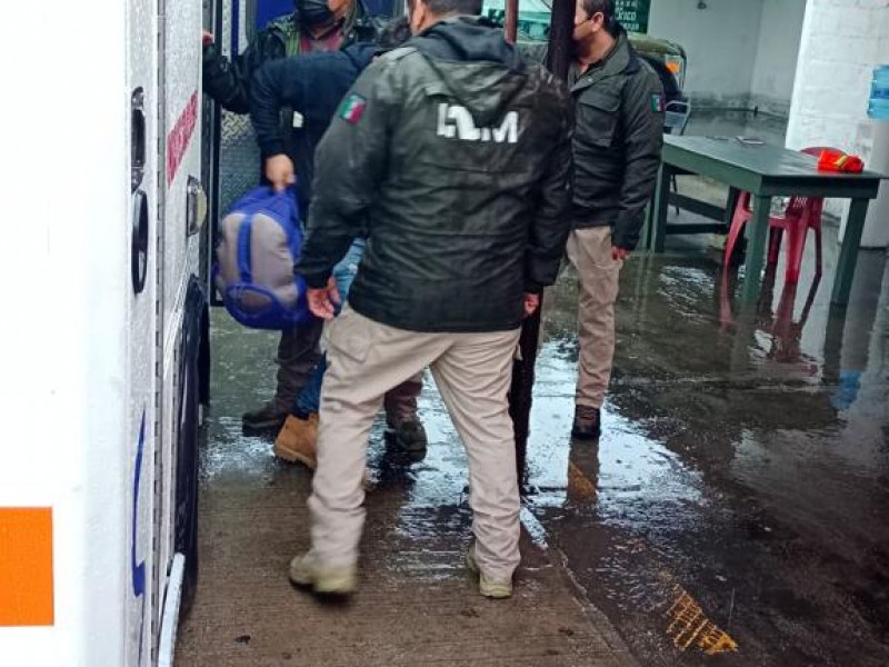 Detienen a 36 migrantes que viajaban en una ambulancia