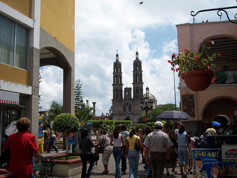 Detienen a siete personas por tirar basura y colillas