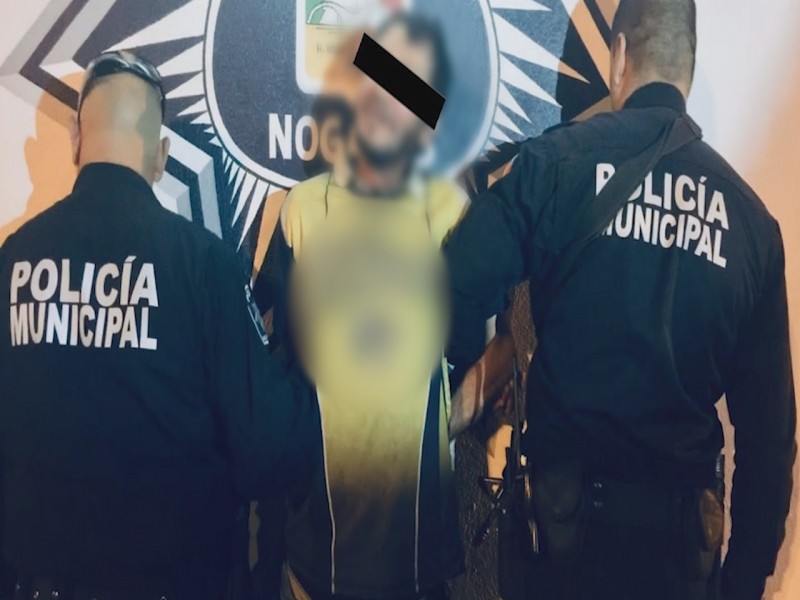 Detienen a asaltante que amenazaba a persona con una navaja