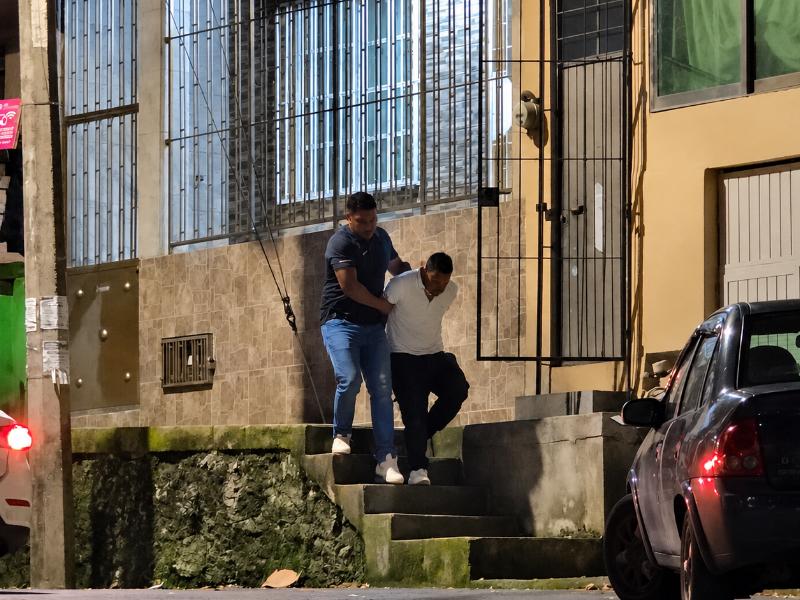 Detienen a cinco hombres durante operativo en Xalapa