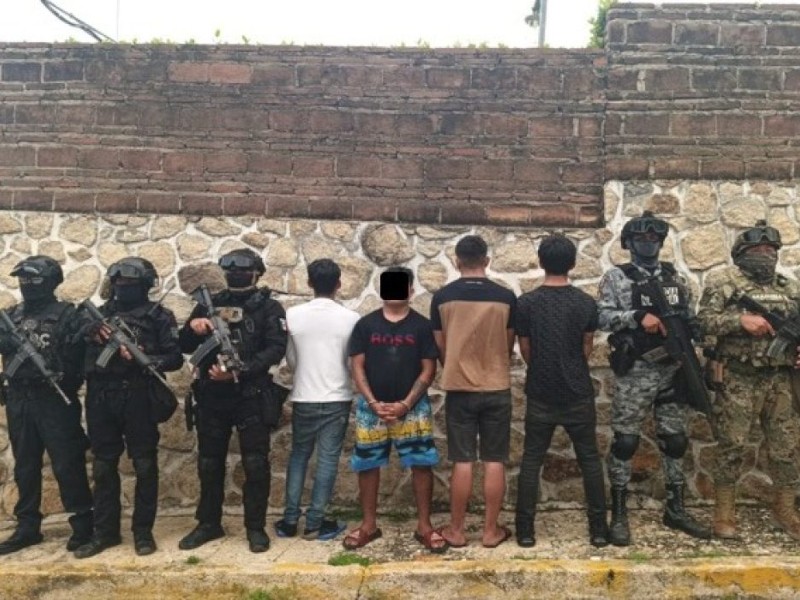 Detienen a cuatro con vehículo, armas y droga en Acapulco