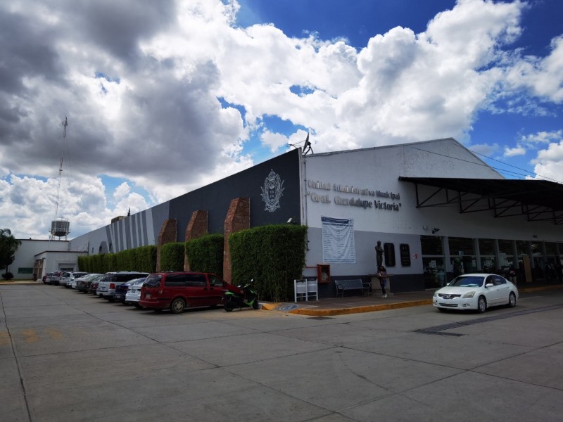 Detienen a cuatro exfuncionarios municipales por presunto uso indebido de recursos