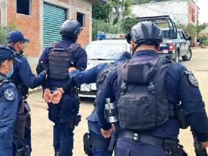 Detienen a cuatro policías municipales por presunta extorsión a migrantes
