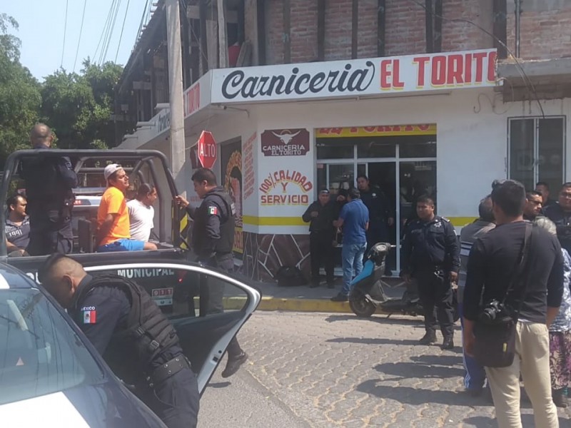 Detienen a cuatro; vecinos acusan abuso policial