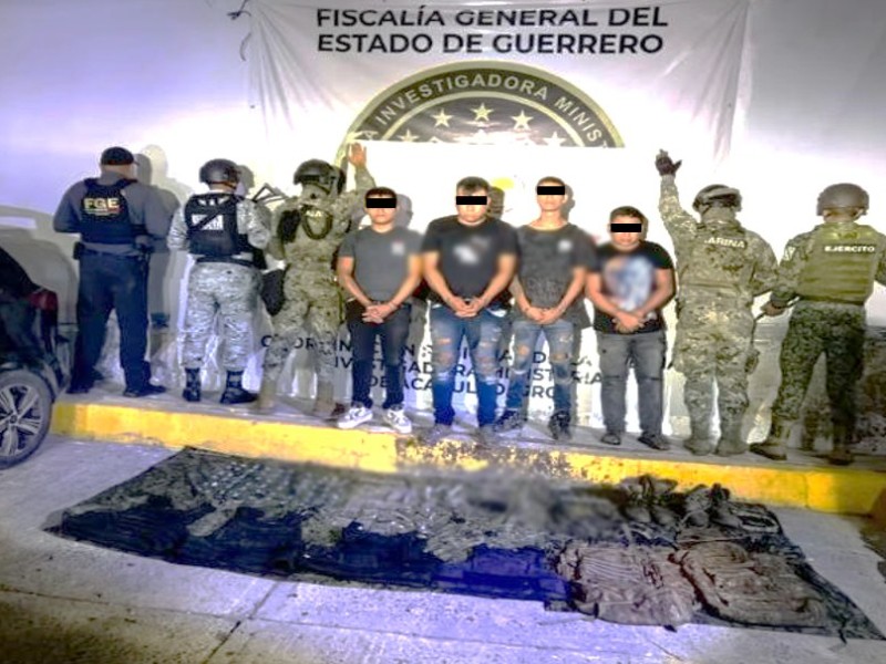 Detienen a cuatro y aseguran armas y droga en Coyuca de Benítez