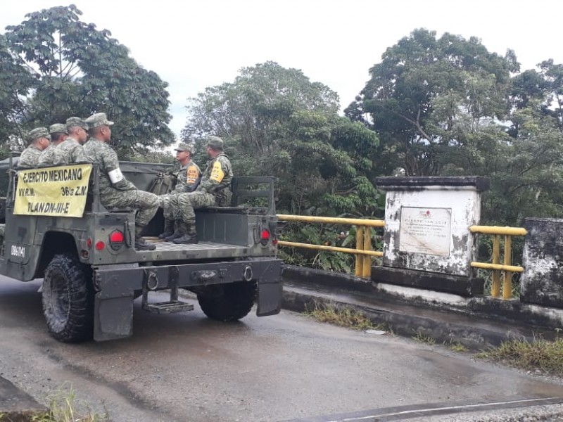 Detienen a dos civiles con armamento militar