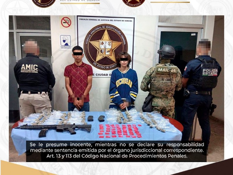 Detienen a dos con 147 dosis de droga y un fusil AR-15