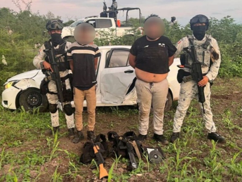 Detienen a dos hombres con armas  y equipo táctico en Culiacán
