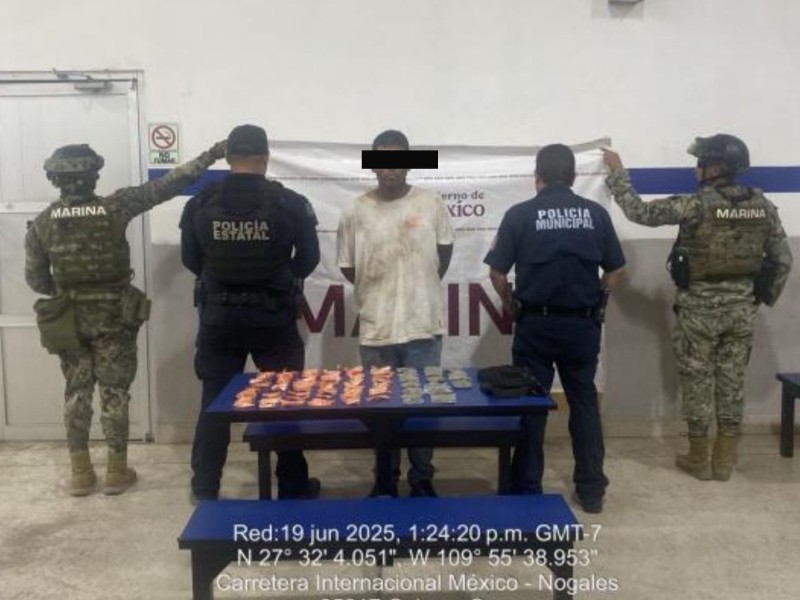 Detienen a dos hombres con droga y arma en Cajeme
