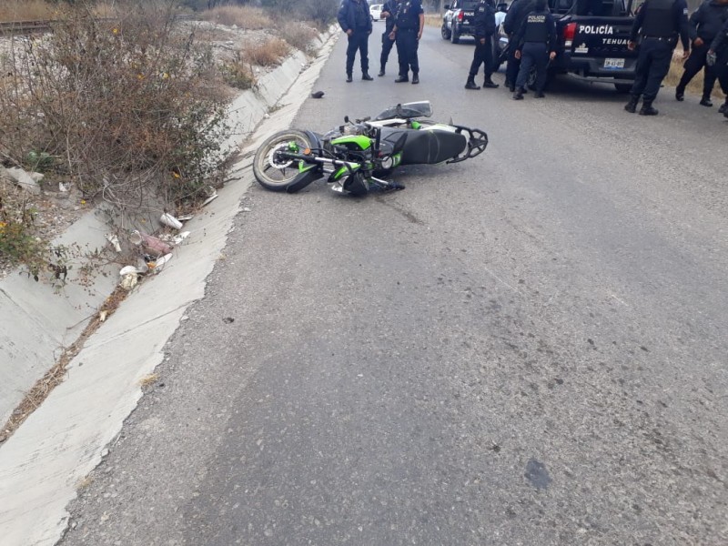 Detienen a dos hombres por robar una moto