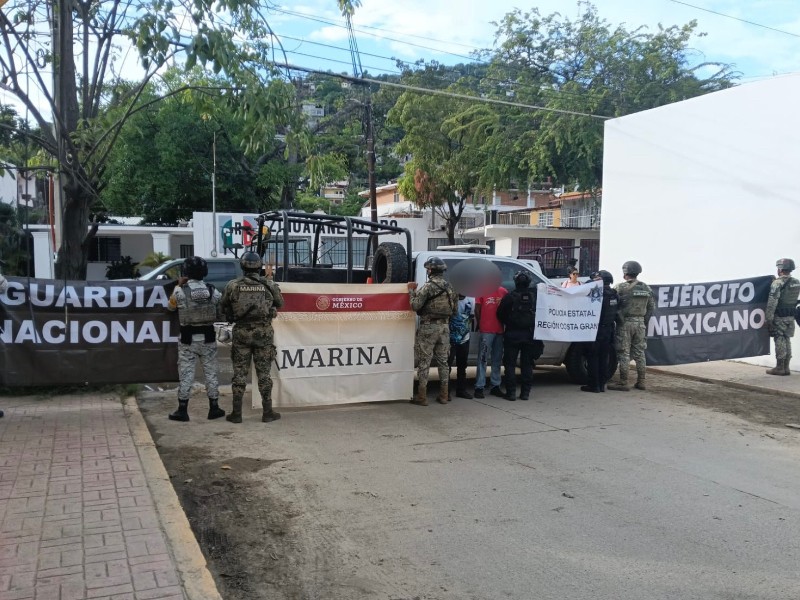 Detienen a dos personas armadas en Zihuatanejo