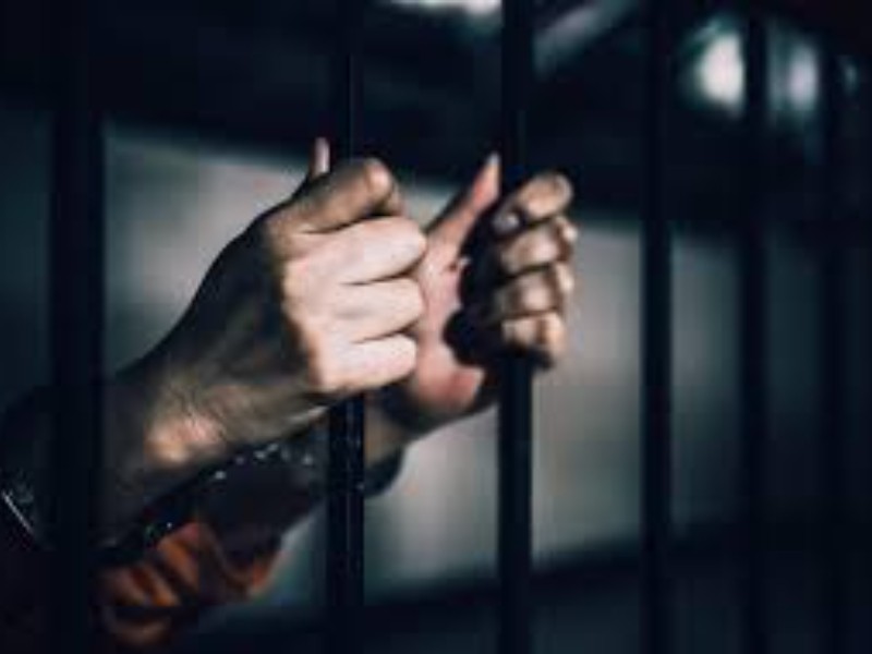 Detienen a dos por posesión de droga en operativos