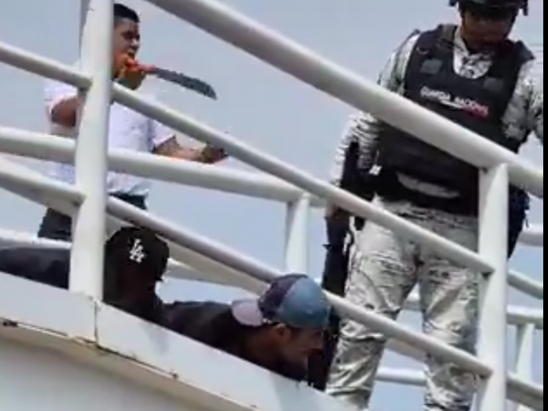 Detienen a dos sujetos que asaltaban en un puente peatonal
