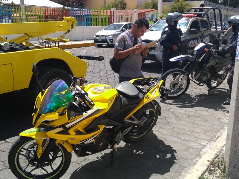 Detienen a estudiante con motocicleta robada