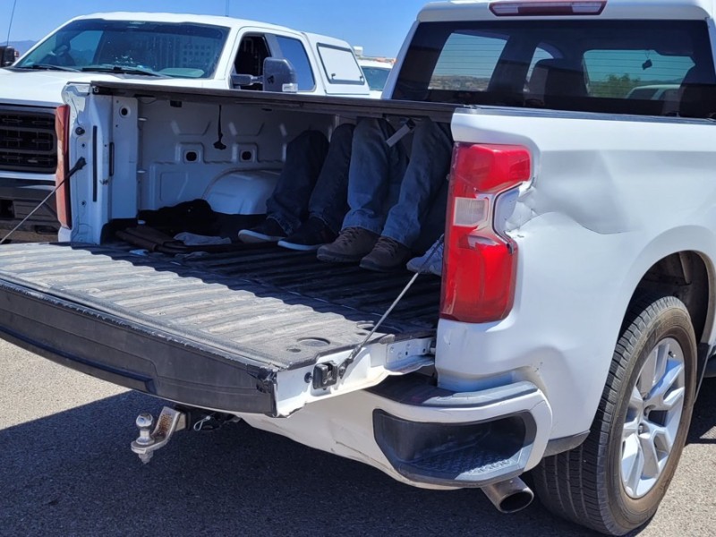 Detienen a ex convicto transportando a tres indocumentados