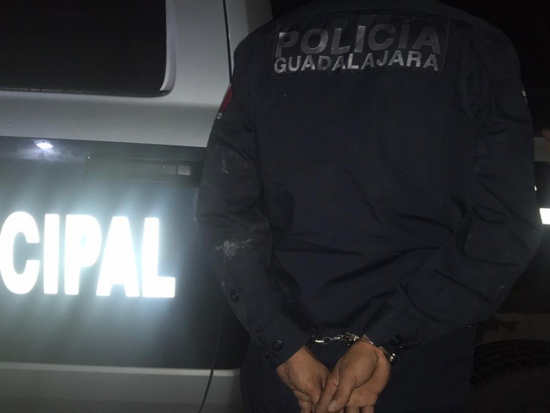 Detienen a falso policía en Guadalajara