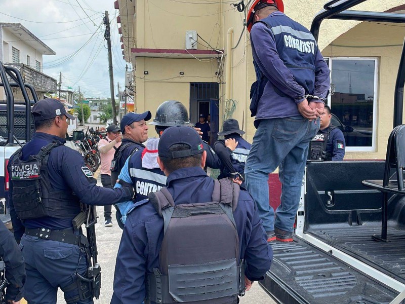 Detienen a falsos empleados de CFE por casos de extorsión
