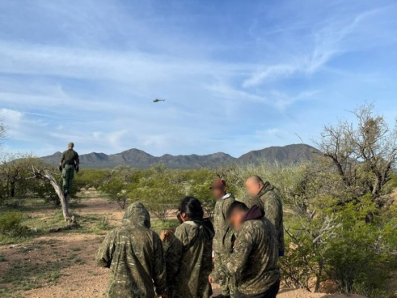 Detienen a grupo de nueve migrantes en desierto de Arizona