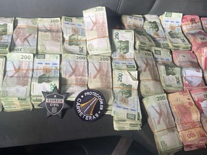 Detienen a hombre con 660 mil pesos en tractocamión