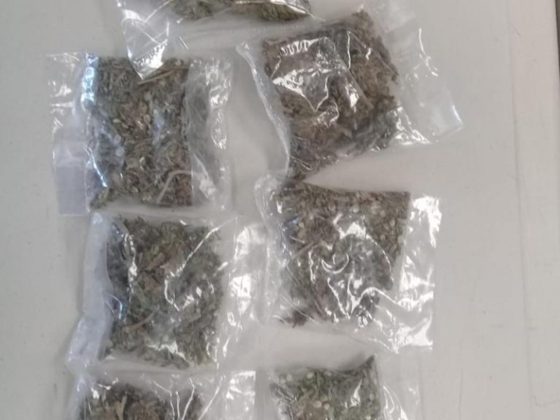 Detienen a hombre con 7 bolsas de marihuana
