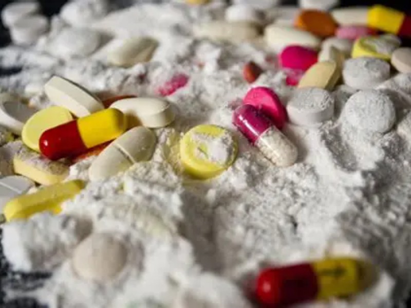 Detienen a hombre con droga, cigarros de contrabando y efectivo