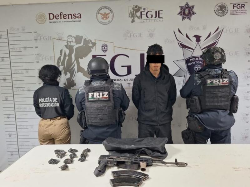 Detienen a hombre con fusil, cargadores y probable marihuana en Villanueva