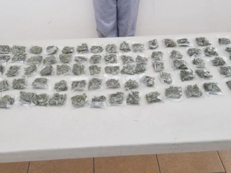 Detienen a hombre en posesión de marihuana