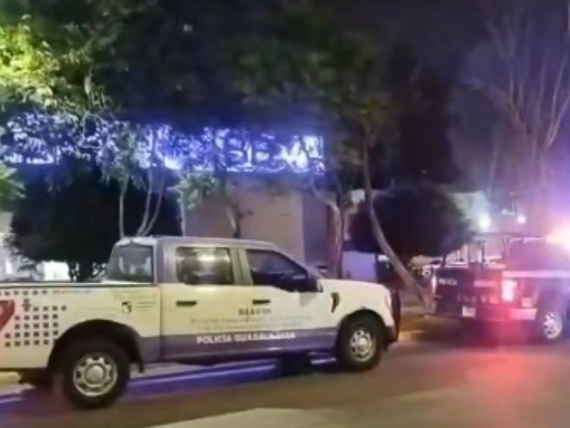 Detienen a hombre por acosar a una mujer
