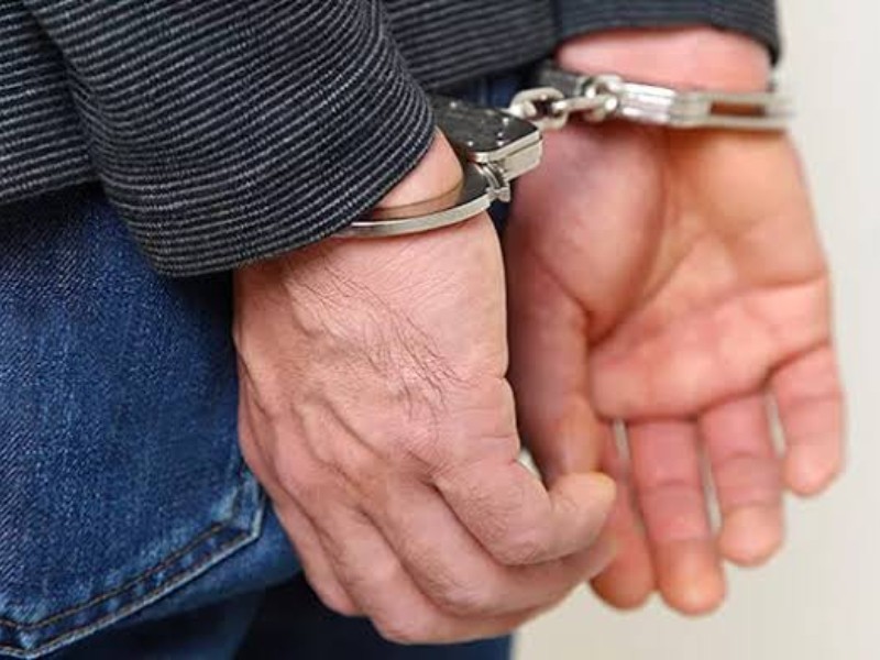 Detienen a hombre por amenzar con arma de fuego a peatón