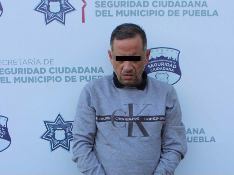 Detienen a hombre por engañar a una mujer y defraudarla