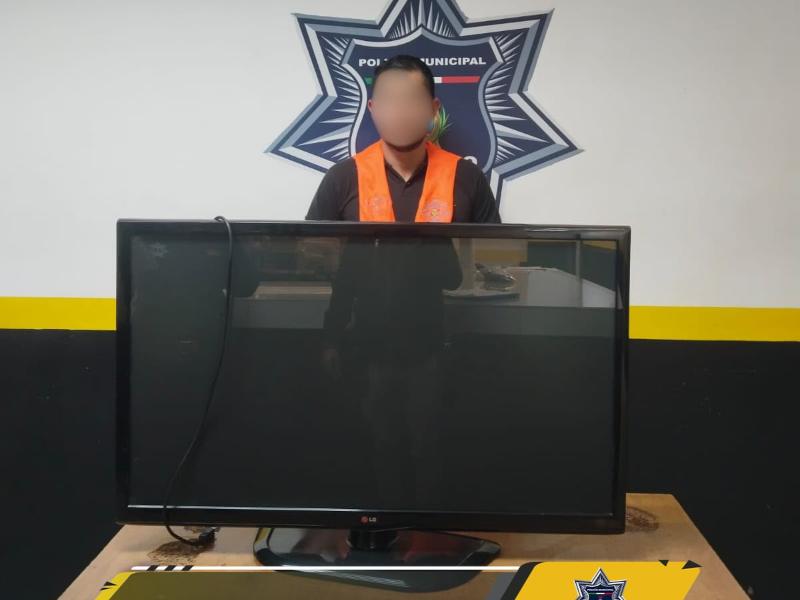 Detienen a hombre por robo de pantalla en Fidel Velázquez II.