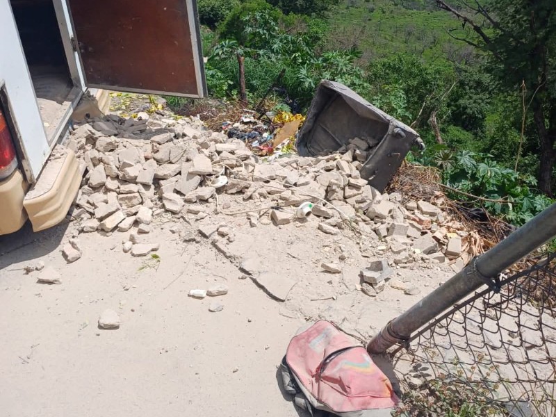 Detienen a hombre por tirar escombro en la Barranca de Huentitán