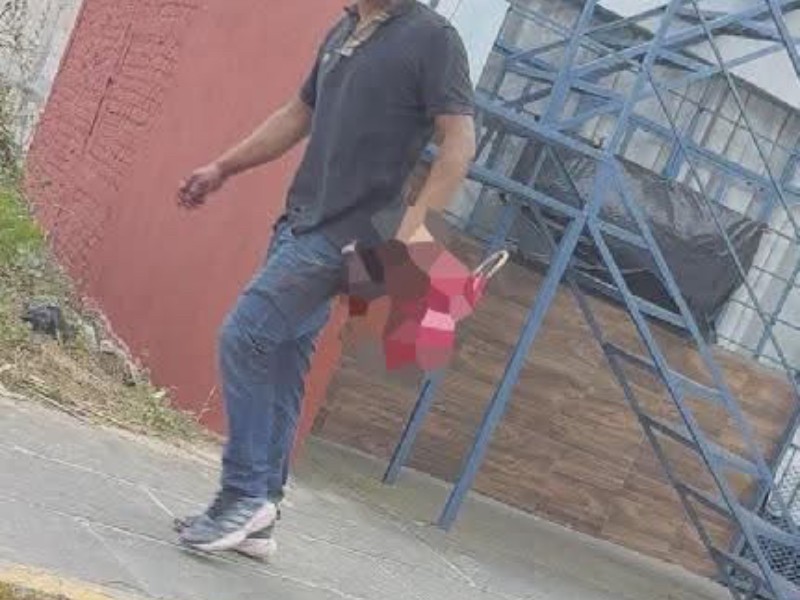 Detienen a hombre que caminaba con cabeza humana en Coatepec