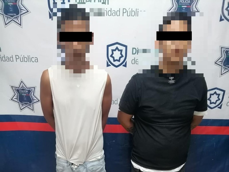 Detienen a hombres en Centro de Torreón con réplica de arma