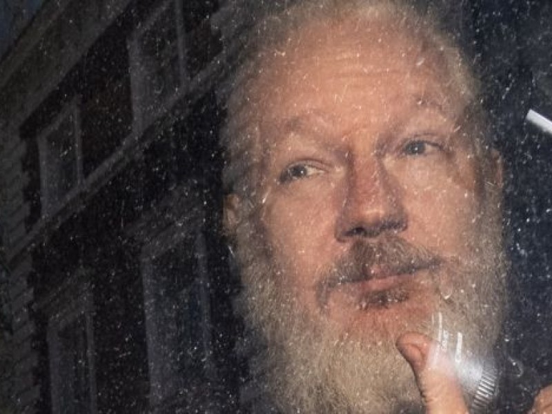 Detienen a Julian Assange, fundador de WikiLeaks