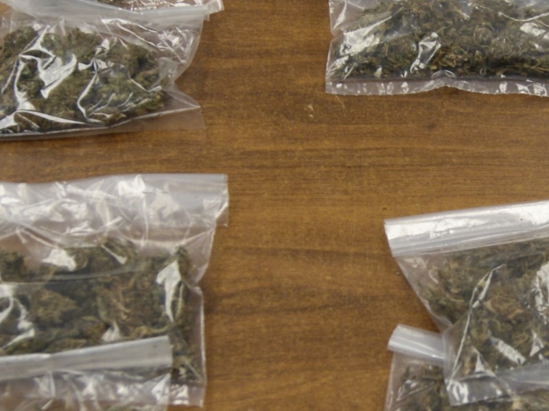 Detienen a menor por posesión de envoltorios con mariguana