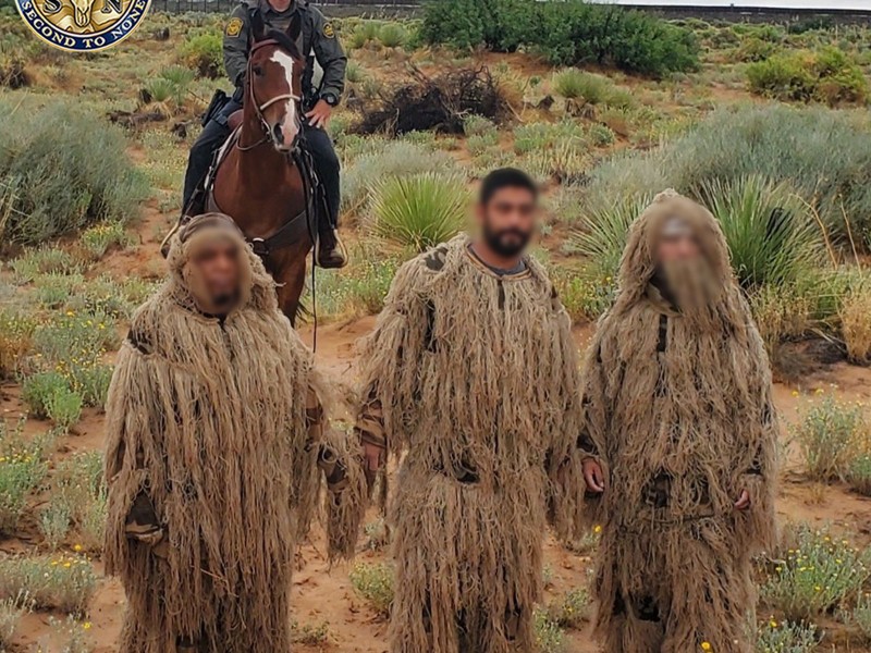 Detienen a migrantes con uniformes tácticos, pretendían camuflajearse en desierto
