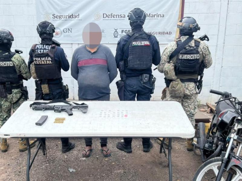 Detienen a motociclista armado tras persecución en El Quemadito