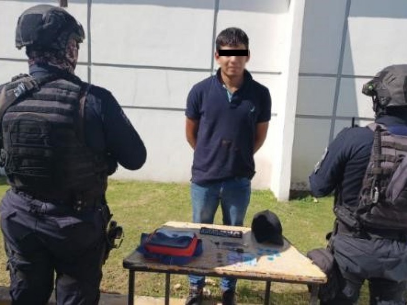 Detienen a motociclista con posesión de droga cristal