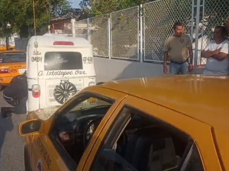 Detienen a mototaxista; taxistas le prohíben circulación dentro de SalinaCruz