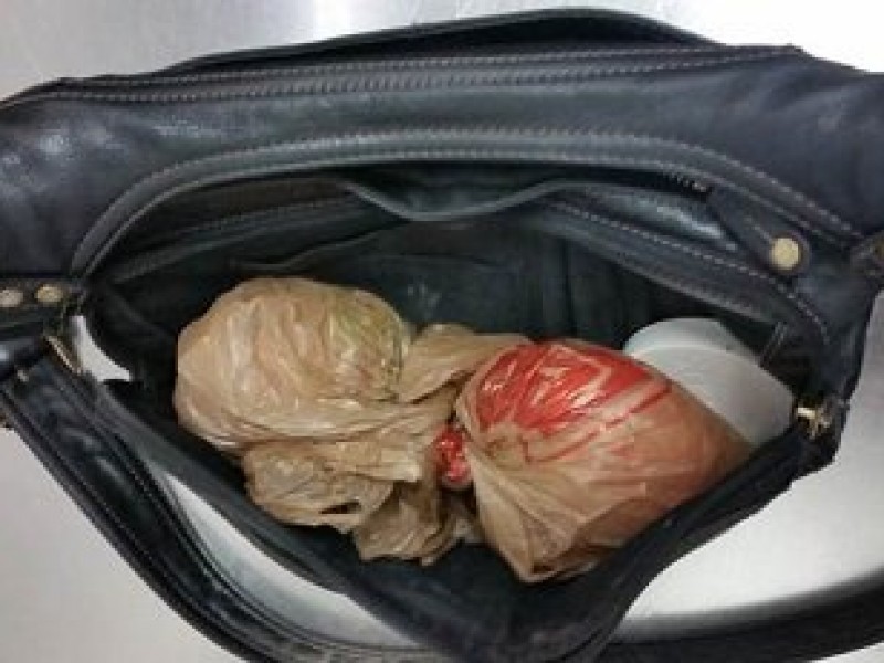 Detienen a mujer con droga en su bolso