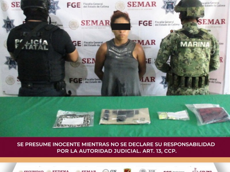 Detienen a mujer con droga y arma de fuego