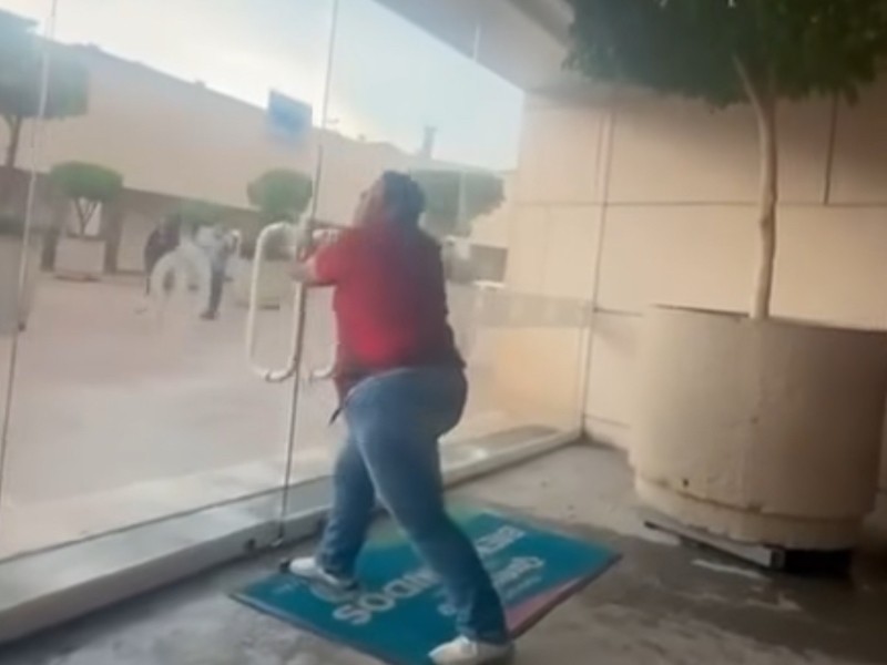 Detienen a mujer por daños en puerta del centro cívico