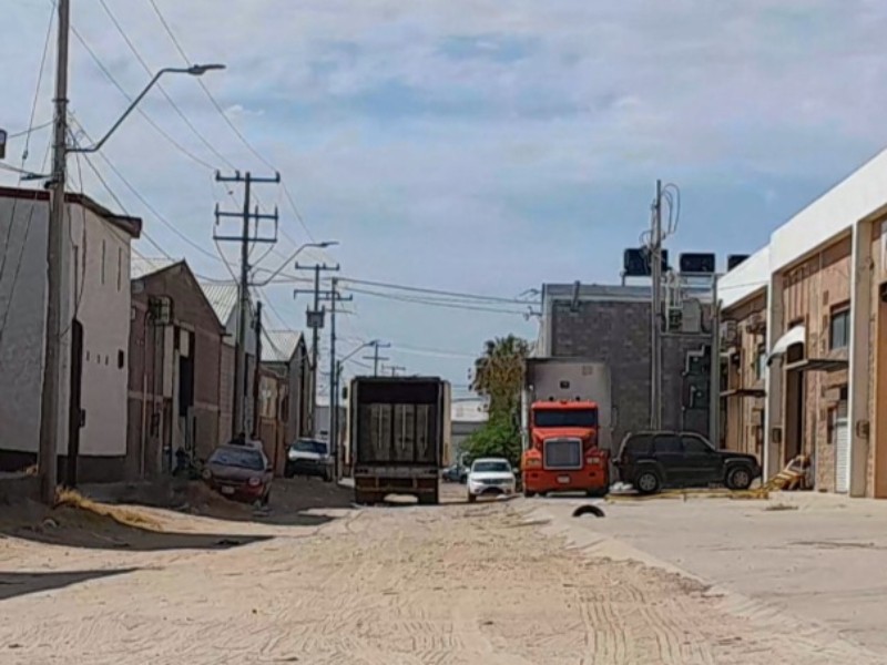 Detienen a operadores de tráiler por la posesión de arma y droga