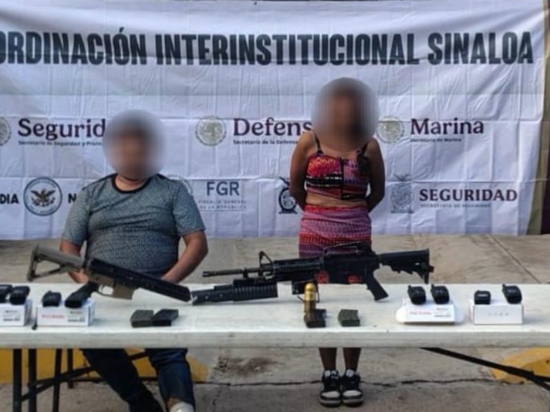 Detienen a pareja en Villa Juárez, Navolato con lanzagranadas y cargadores