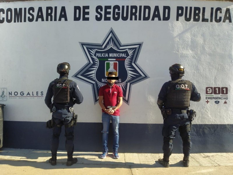 Detienen a persona con arma en vía pública