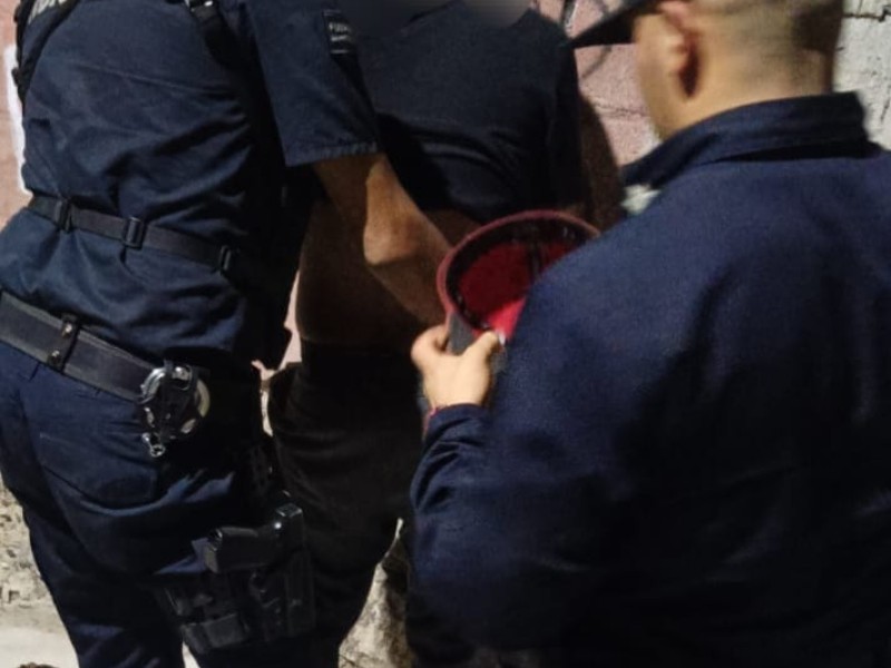Detienen a personas por portar armas blancas y drogas