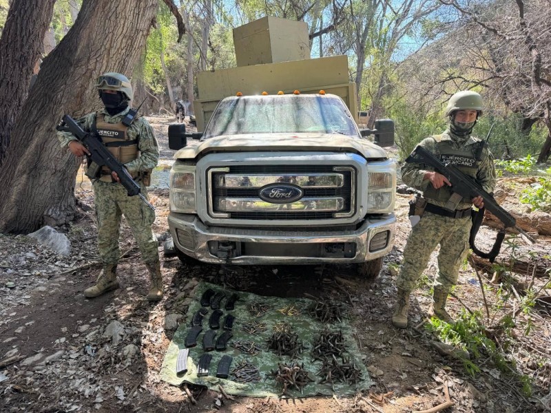 Detienen a personas y aseguran armas y vehículos