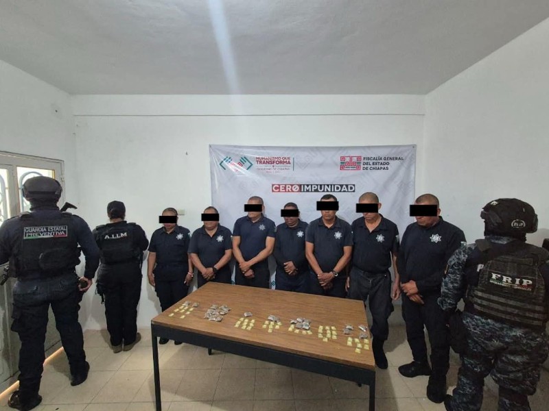 Detienen a policías municipales por probables delitos contra la salud