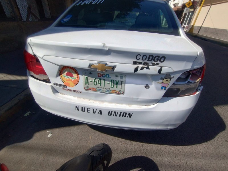 Detienen a presunto taxi pirata tras arrollar a adulto mayor en Durango
